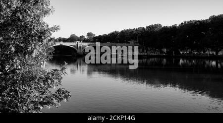 Richmond Lock, Gezeitenkontrolle und Überquerung auf der Themse, Richmond-upon-Thames, Surrey, England im Sommer einfarbig Stockfoto