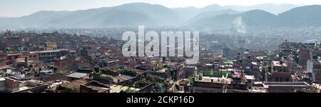 Bhaktapur, Kathmandu, Nepal - 23. Dezember 2019: Panoramablick auf die Stadt von einer Dachterrasse über Backsteinhäuser und Tempel am 23. Dezember 2019 Stockfoto