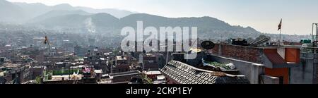 Bhaktapur, Kathmandu, Nepal - 23. Dezember 2019: Panoramablick auf die Stadt von einer Dachterrasse über Backsteinhäuser und Tempel am 23. Dezember 2019 Stockfoto