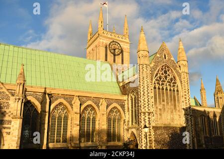 Great Yarmouth Minster am frühen Abend im Spätherbst gezeigt goldene Steinfarben gegen tiefblauen Himmel und Wolken Stockfoto