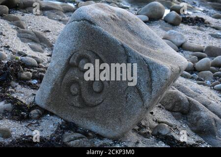 Nahaufnahme von uralten gebeiztem Stein mit ungewöhnlichen Schnitzereien gewaschen Am Strand in Frankreich Stockfoto