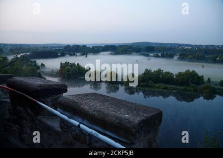 Blick von einer Aussichtsplattform in die Saarner Aue frueh morgens zur 'Blauen Stunde'. Stockfoto