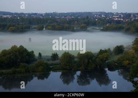 Blick von einer Aussichtsplattform in die Saarner Aue frueh morgens zur 'Blauen Stunde'. Stockfoto