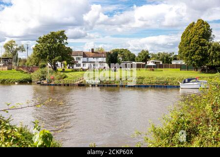 Das Yew Tree Inn (Old Ferry Inn) am Ufer des Flusses Severn in Chaceley, Gloucestershire Großbritannien Stockfoto