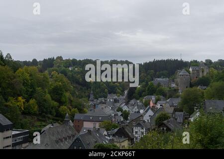 Blick von der deutschen Stadt Monschau Stockfoto