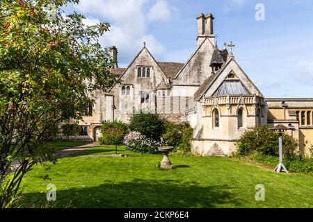 Prinknash Abbey befindet sich heute in St. Peters Grange, einem Gebäude aus dem 15. Jahrhundert auf den Cotswolds in der Nähe von Upton St Leonards, Gloucestershire, Großbritannien Stockfoto