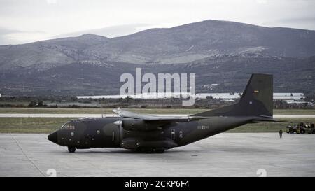 8. Dezember 1995 während des Krieges in Bosnien: Ein Transall C-160 Militärtransportflugzeug der deutschen Luftwaffe (5083) am Flughafen Split in Kroatien. Stockfoto