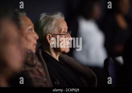 NASA 'Human Computer' Katherine Johnson sieht die Premiere von 'Hidden Figures' nach einem Empfang, bei dem sie zusammen mit anderen Mitgliedern der segregated West Area Computers Division des Langley Research Center, am Donnerstag, 1. Dezember 2016, im Virginia Air and Space Center in Hampton, Virginia geehrt wurde. Johnson war der afroamerikanische Mathematiker, Physiker und Weltraumwissenschaftler, der Flugbahnen für John Glenn's ersten Orbitalflug im Jahr 1962 berechnete. Stockfoto