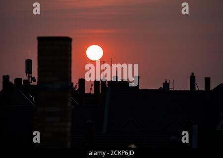 Leipzig, Sachsen, Deutschland, 09-11-2020, Blick über die Dächer der Messestadt an einem Spätsommerabend Stockfoto