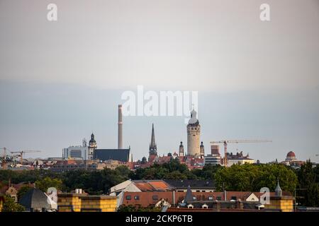 Leipzig, Sachsen, Deutschland, 09-11-2020, Blick über die Dächer der Messestadt an einem Spätsommerabend Stockfoto