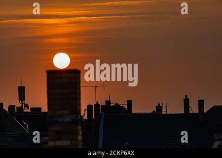 Leipzig, Sachsen, Deutschland, 09-11-2020, Blick über die Dächer der Messestadt an einem Spätsommerabend Stockfoto