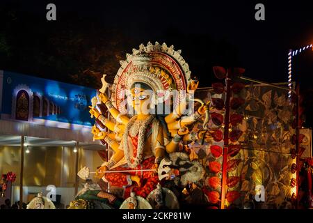 West Bengal, Indien, Oktober, 2019 : Göttin Durga Idol geht für Eintauchen am Tag des bijaya dashami. Menschen feiern Durga Puja. Indisch festlich Stockfoto