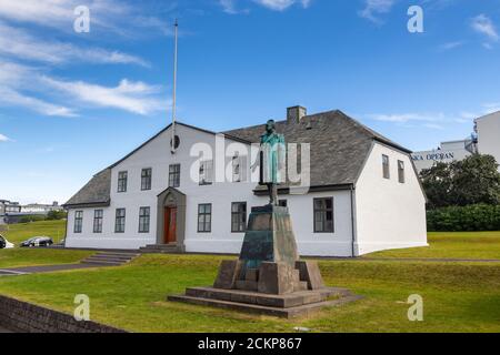 Island, Reykjavik - 27. August 2015: Blick auf das Büro des Premierministers. Hannes Hafstein Denkmal vor. Stockfoto