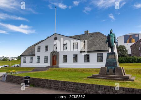 Island, Reykjavik - 27. August 2015: Blick auf das Büro des Premierministers. Hannes Hafstein Denkmal vor. Stockfoto