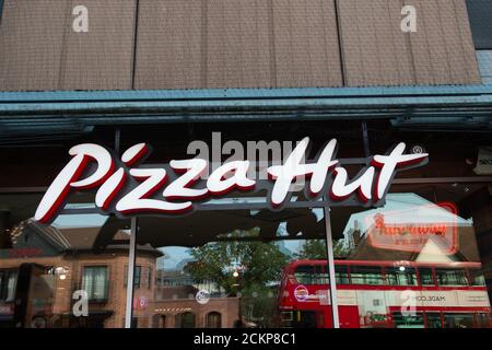 Uxbridge, London Borough of Hillingdon, Großbritannien. September 2020. Pizza Hut hat die Schließung von 29 Restaurants in Großbritannien nach den finanziellen Auswirkungen des Coronavirus angekündigt. Quelle: Maureen McLean/Alamy Stockfoto