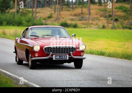 Klassischer roter Volvo P1800 - weithin bekannt aus der Hit-tv-Serie The Saint - auf Oldtimer-Rallye. Produziert 1961-1973. Salo, Finnland. 15. August 2020. Stockfoto