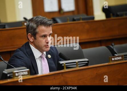 Washington, Usa. September 2020. Der Republikaner Adam Kinzinger, R-Ill., befragt Zeugen während einer Anhörung des Ausschusses für auswärtige Angelegenheiten des Repräsentantenhauses, die die Entlassung des Generalinspektors des Außenministeriums Steven Linick auf dem Capitol Hill in Washington, DC am Mittwoch, dem 16. September 2020, in Augenhöhe betrachtet. Der Ausschuss für auswärtige Angelegenheiten erließ die Vorladungen als Teil der Untersuchung der Anschuldigungen, Linick sei gefeuert worden, als er die Rolle des Außenministers Mike Pompeo bei einem umstrittenen Waffenverkauf von 8 Milliarden Dollar an Saudi-Arabien untersucht habe. Foto von Kevin Dietsch/UPI Kredit: UPI/Alamy Live News Stockfoto