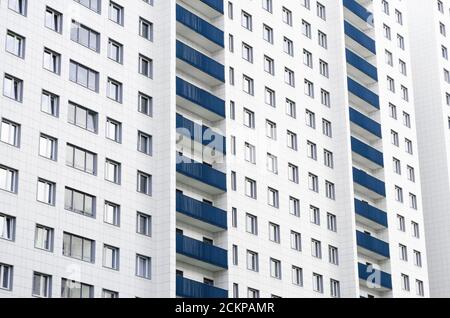 Wohnhäuser und, identische Balkone und Fenster Stockfoto