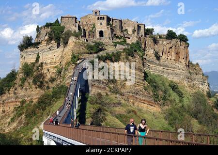 Die Brücke von Civita di Bagnoregio, mittelalterliche Stadt auf der Spitze der Hochebene in Viterbo Provinz, Latium / Italien Stockfoto