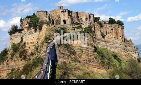 Bagnoregio, Viterbo, Latium / Italien: Civita di Bagnoregio, mittelalterliche Stadt auf dem Berg. Stockfoto