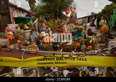 Eine Halloween-Ausstellung im Hof eines Hauses, Tombstone, Arizona, USA. Stockfoto