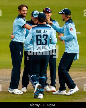 Der Engländer Chris Woakes (links) feiert das Eintreten des australischen Marcus Stoinis beim dritten Royal London ODI-Spiel im Emirates Old Trafford, Manchester. Stockfoto