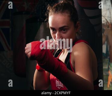ZAPOROZHYE, UKRAINE - 11. MÄRZ 2020: Boxerin in einem Sportverein für Boxen. Stockfoto