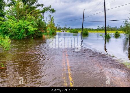 Panama City, Florida, USA. 16.2020. Die North Bear Creek Road wurde von Hurrikan Sally's sintflutartigen Regenfällen überflutet Stockfoto