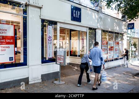 Schließung des Verkaufs an der Hampstead High Street Filiale von Gap, da die Rezession in Großbritannien während der Coronavirus-Pandemie, London, Großbritannien, anhält Stockfoto