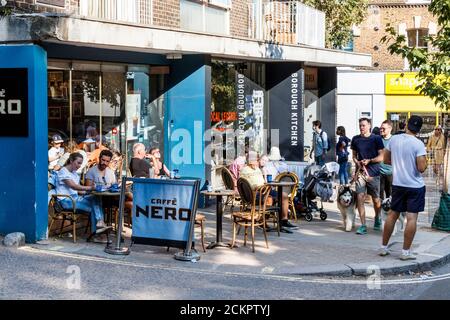 Kunden sitzen vor dem Caffe Nero in Hampstead High Street, während Restaurants und Cafés nach der Lockerung der Sperrbeschränkungen wieder öffnen, London, Großbritannien Stockfoto