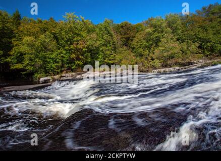 Warnertown Falls ist eine niedrige anmutige Kaskade entlang Tobyhanna Creek in Pennsylvania Pocono Mountains. Stockfoto