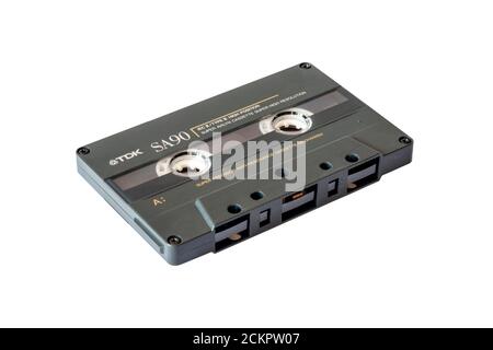 Ein neunzig-Minuten-Tonbandkassette für Tonaufnahmen mit hoher Auflösung, isoliert auf weißem Hintergrund, aus den 1980er Jahren TDK SA90 Stockfoto
