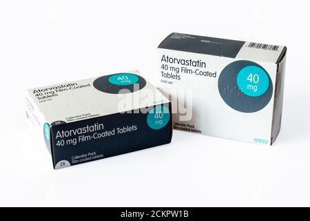 Zwei Packungen von 40mg Atorvastatin Kapseln, Medikamente, um Herz-Kreislauf-Erkrankungen zu verhindern und zu behandeln abnorme Lipidspiegel, isoliert auf einem weißen Hintergrund Stockfoto