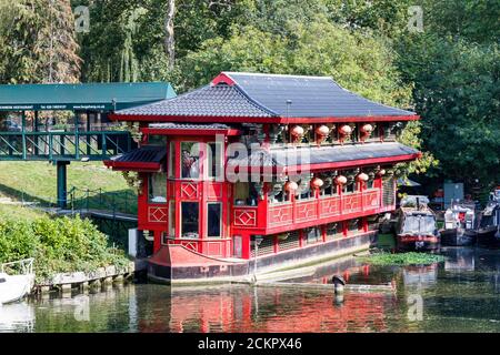 The Feng Shang Princess, ein 1980 handgefertigtes schwimmendes chinesisches Restaurant im Cumberland Basin des Regent's Canal neben Regent's Park, London, Großbritannien Stockfoto