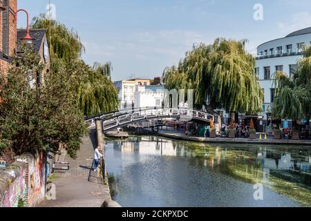 Fußgängerbrücke über Regent's Canal bei Camden Lock, London, Großbritannien Stockfoto