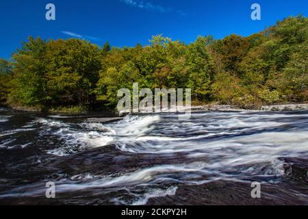 Warnertown Falls ist eine niedrige anmutige Kaskade entlang Tobyhanna Creek in Pennsylvania Pocono Mountains. Stockfoto