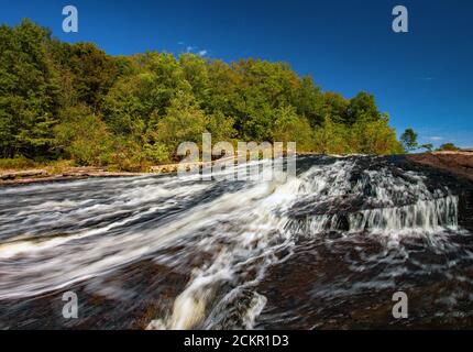 Warnertown Falls ist eine niedrige anmutige Kaskade entlang Tobyhanna Creek in Pennsylvania Pocono Mountains. Stockfoto