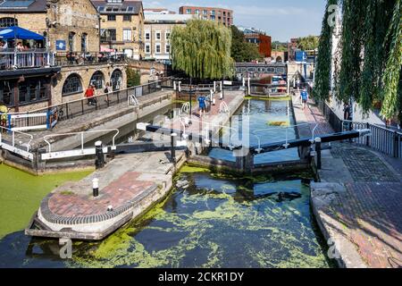 Die Doppelschlösser (Hampstead Road Lock No 1) am Camden Lock am Regent's Canal, London, Großbritannien Stockfoto