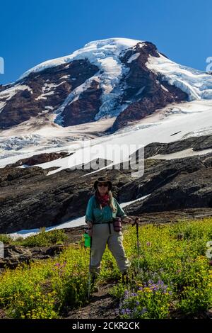 Karen Rentz auf Heliotrope Ridge mit Mount Baker steigt hinter, Mount Baker-Snoqualmie National Forest, Washington State, USA Stockfoto