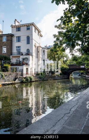 Georgianische Wohnimmobilien mit Blick auf Regent's Canal in der Primrose Hill Gegend von London, Großbritannien Stockfoto