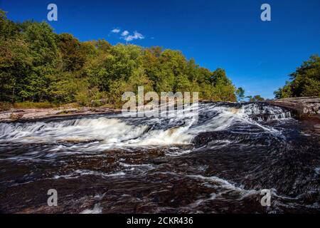 Warnertown Falls ist eine niedrige anmutige Kaskade entlang Tobyhanna Creek in Pennsylvania Pocono Mountains. Stockfoto