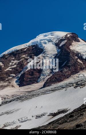 Bergsteiger, die den Coleman Glacier nach ihrer erfolgreichen Besteigung des Mount Baker, Mount Baker-Snoqualmie National Forest, Washington State, USA, besteigen [Keine Mod Stockfoto