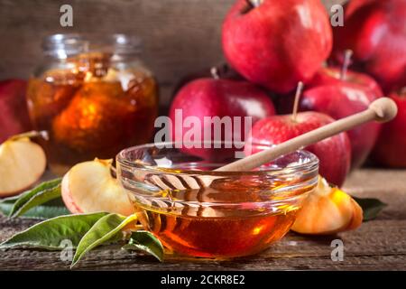 Jüdischer Feiertag Rosch Hashanah. Äpfel und Honig auf dem rustikalen Holztisch. Vintage Stil Komposition auf einem rustikalen Holzhintergrund. Stockfoto