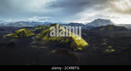 Ein hochauflösendes Panorama des Hochlandes in Island während der Sommerzeit. Landschaft Drohnen Fotografie, Tourismus in Island, Schönheit der Mutter Stockfoto