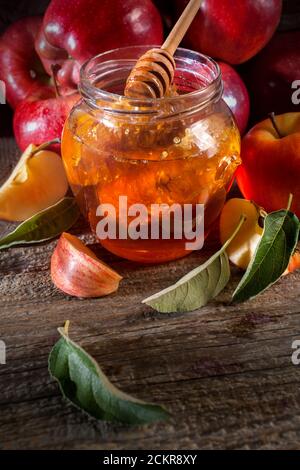 Jüdischer Feiertag Rosch Hashanah. Äpfel und Honig auf dem rustikalen Holztisch. Vintage Stil Komposition auf einem rustikalen Holzhintergrund. Stockfoto