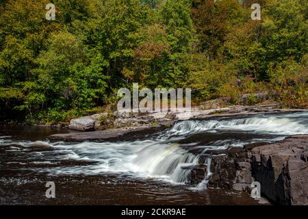 Warnertown Falls ist eine niedrige anmutige Kaskade entlang Tobyhanna Creek in Pennsylvania Pocono Mountains. Stockfoto