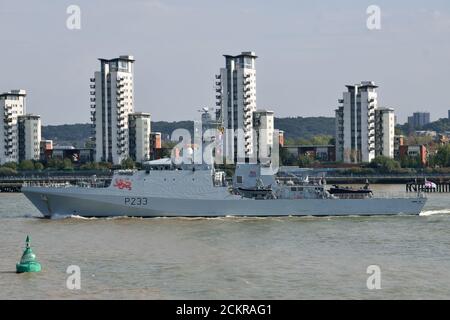HMS Tamar, ein Offshore-Patrouillenschiff der Royal Navy der Klasse Batch 2 River, fährt nach seinem ersten Besuch in London die Themse hinunter Stockfoto