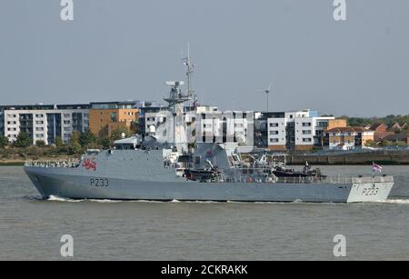 HMS Tamar, ein Offshore-Patrouillenschiff der Royal Navy der Klasse Batch 2 River, fährt nach seinem ersten Besuch in London die Themse hinunter Stockfoto