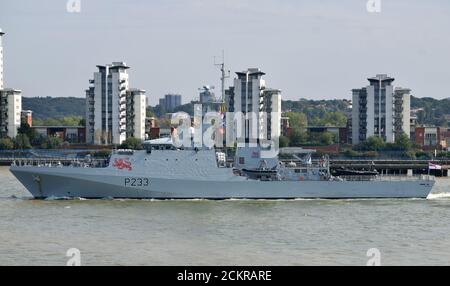 HMS Tamar, ein Offshore-Patrouillenschiff der Royal Navy der Klasse Batch 2 River, fährt nach seinem ersten Besuch in London die Themse hinunter Stockfoto