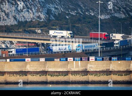 Dover, Kent, England, Großbritannien. 2020. Auf der Autobahn A2 warten Lastwagen, um den Hafen von Dover zu erreichen, und eine Cross-Channel-Fähre nach Frankreich. Stockfoto